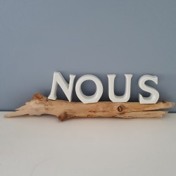 "Nous" sur bois flotte